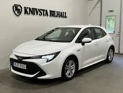 Vit Begagnad 2021 Toyota Corolla Hybrid Active Halvkombi | 224 700 kr (Bra pris)