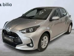 Silver Ny 2024 Toyota Yaris Hybrid Active Halvkombi | 271 800 kr (Marknadspris)
