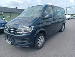 Blå Begagnad 2018 VW Caravelle Comfortline Minibuss | 199 800 kr (Marknadspris)