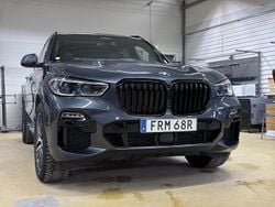 Grå Begagnad 2021 BMW X5 iPerformance SUV | 599 000 kr (Marknadspris)