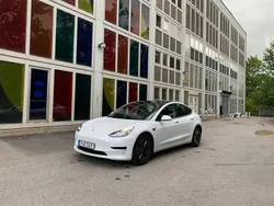 Vit Begagnad 2022 Tesla Model 3 Standard Range Sedan | 339 900 kr (Marknadspris)