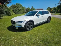 Vit (vit pärlemo) Begagnad 2018 Volvo V90 CC Momentum Kombi | 304 900 kr (Marknadspris)