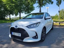 Vit Begagnad 2020 Toyota Yaris Hybrid Active Halvkombi | 190 000 kr (Marknadspris)