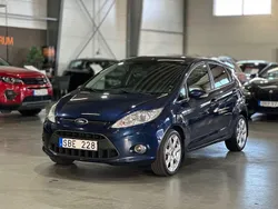 Mörkblå Begagnad 2012 Ford Fiesta Titanium Halvkombi | 34 900 kr (Marknadspris)