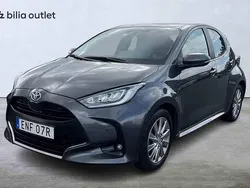 Grå Begagnad 2022 Toyota Yaris Hybrid Halvkombi | 214 900 kr (Marknadspris)