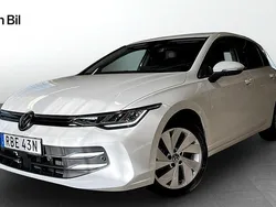 Vit Begagnad 2024 VW Golf VIII Life Halvkombi | 314 900 kr (Marknadspris)