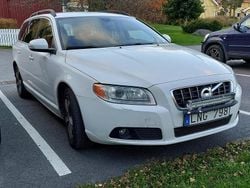 Vit Begagnad 2011 Volvo V70 Momentum Kombi | 63 000 kr (Marknadspris)