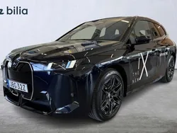Svart Begagnad 2025 BMW iX M Sport SUV | 989 900 kr (Marknadspris)