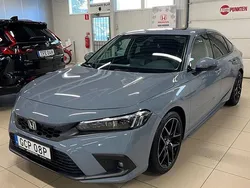 Mörkgrå (sonic grey) Ny 2024 Honda Civic Hybrid Halvkombi | 379 000 kr (Marknadspris)