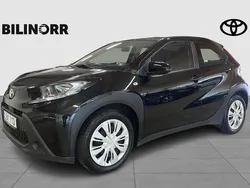 Svart Begagnad 2023 Toyota Aygo Play Halvkombi | 174 900 kr (Marknadspris)