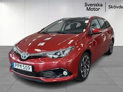 Mörkröd Begagnad 2016 Toyota Auris Touring Sports Kombi | 149 200 kr (Marknadspris)