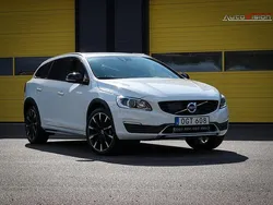 Vit Begagnad 2016 Volvo V60 CC Summum Kombi | 207 900 kr (Marknadspris)