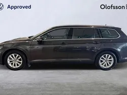 Mörkgrå Begagnad 2023 VW Passat Business Kombi | 309 000 kr (Marknadspris)