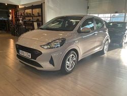 Lumen gray pearl grå Ny 2025 Hyundai i10 Essential Halvkombi | 174 000 kr (Marknadspris)