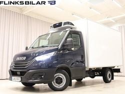 Mörkblå (blå) Begagnad 2023 Iveco Daily Van | 379 900 kr (Marknadspris)