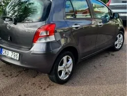 Grå Begagnad 2011 Toyota Yaris Halvkombi | 42 500 kr (Marknadspris)