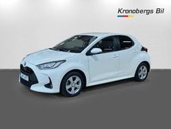 Vit Begagnad 2022 Toyota Yaris Hybrid Active Halvkombi | 184 500 kr (Marknadspris)