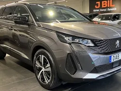 Grå platinum Begagnad 2024 Peugeot 5008 GT Minibuss | 349 900 kr (Marknadspris)