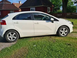 Vit Begagnad 2012 Kia Rio Halvkombi | 50 000 kr (Marknadspris)