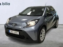 Grå Ny 2024 Toyota Aygo Play Halvkombi | 184 900 kr (Marknadspris)