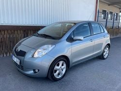 Grå Begagnad 2005 Toyota Yaris Halvkombi | 43 500 kr (Marknadspris)