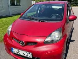 Röd Begagnad 2010 Toyota Aygo Halvkombi | 25 900 kr (Marknadspris)