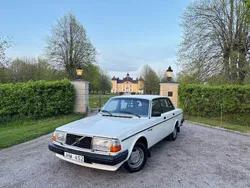Vit Begagnad 1985 Volvo 240 Sedan | 99 900 kr