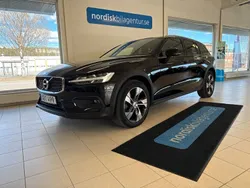 Svart Begagnad 2022 Volvo V60 CC Momentum Kombi | 319 900 kr (Marknadspris)