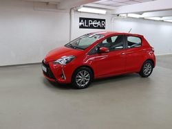 Röd Begagnad 2018 Toyota Yaris Hybrid Halvkombi | 147 999 kr (Bra pris)