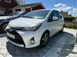 Vit Begagnad 2015 Toyota Yaris Hybrid Active Halvkombi | 89 000 kr
