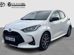 Vit Begagnad 2022 Toyota Yaris Hybrid Style Halvkombi | 225 000 kr (Marknadspris)