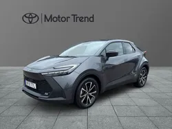 Mörkgrå (grå) Ny 2025 Toyota C-HR Style SUV | 424 900 kr (Marknadspris)
