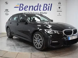 Svart Begagnad 2021 BMW 330e M Sport Kombi | 349 500 kr (Marknadspris)