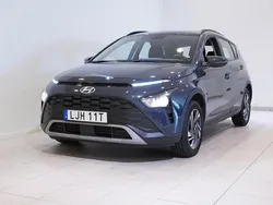 Grå Begagnad 2023 Hyundai Bayon Essential SUV | 179 900 kr (Bra pris)