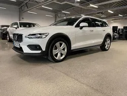 Vit Begagnad 2021 Volvo V60 CC Momentum Kombi | 324 900 kr (Marknadspris)