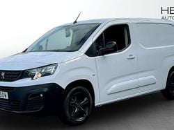 Vit (white) Begagnad 2023 Peugeot Partner Minibuss | 199 920 kr (Marknadspris)