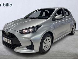 Silver Begagnad 2025 Toyota Yaris Hybrid Life Halvkombi | 239 900 kr (Bra pris)