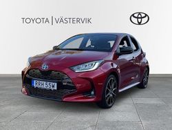 Röd Begagnad 2022 Toyota Yaris Hybrid Sport Halvkombi | 245 000 kr (Marknadspris)