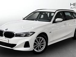 Vit Begagnad 2022 BMW 330e Shadowline Kombi | 298 700 kr (Bra pris)