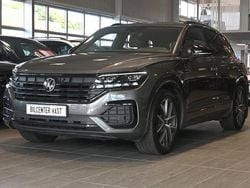 Grå Begagnad 2022 VW Touareg R-line SUV | 579 000 kr (Dyr)