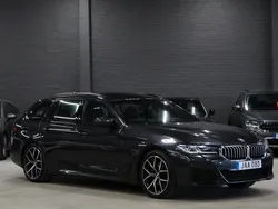 Grå (grå metallic) Begagnad 2022 BMW 520 M Sport Kombi | 379 900 kr (Marknadspris)