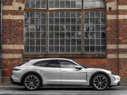 Grå Begagnad 2023 Porsche Taycan Cross Turismo Kombi | 819 000 kr (Marknadspris)