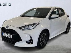 Vit Begagnad 2022 Toyota Yaris Hybrid Active Halvkombi | 204 900 kr (Marknadspris)