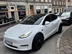 Vit Begagnad 2024 Tesla Model Y Performance SUV | 200 000 kr