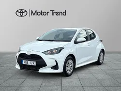 Vit Begagnad 2024 Toyota Yaris Hybrid Halvkombi | 229 900 kr (Marknadspris)