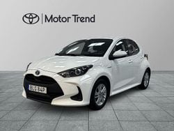 Vit Begagnad 2021 Toyota Yaris Hybrid Active Halvkombi | 184 900 kr (Marknadspris)