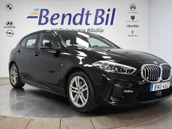 Safirsvart metallic Begagnad 2022 BMW 118 M Sport Halvkombi | 274 500 kr (Marknadspris)