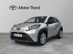 Silver Begagnad 2023 Toyota Aygo Play Halvkombi | 174 900 kr (Marknadspris)