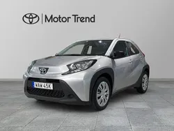 Silver Begagnad 2023 Toyota Aygo Play Halvkombi | 179 900 kr (Marknadspris)