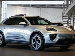 Silver Ny 2025 Porsche Macan 4 Electric SUV | 999 000 kr (Superpris)